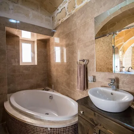 4 Bedroom Holiday With Private Pool * Għarb