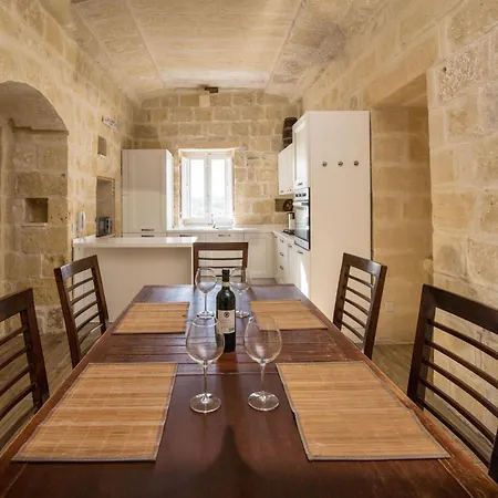 4 Bedroom Holiday With Private Pool *