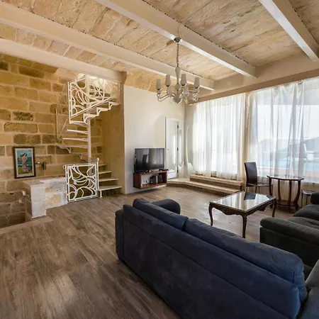 4 Bedroom Holiday With Private Pool *