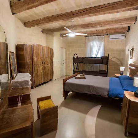 Nyaraló 4 Bedroom Holiday With Private Pool Għarb