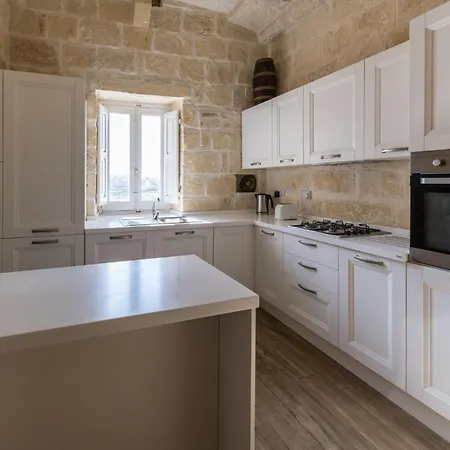 4 Bedroom Holiday With Private Pool Għarb