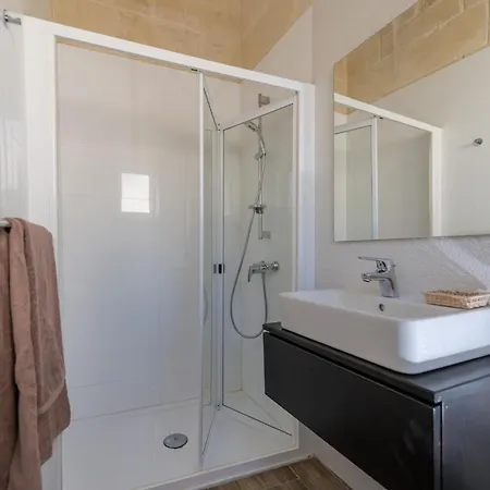 4 Bedroom Holiday With Private Pool *