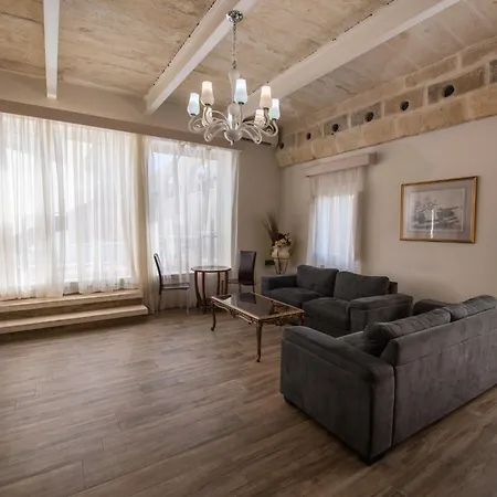 4 Bedroom Holiday With Private Pool Сasa de vacaciones *