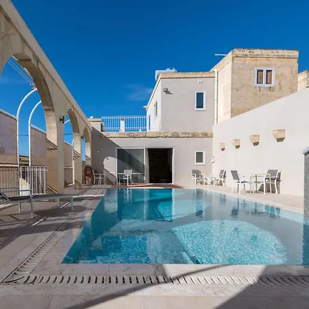 Сasa de vacaciones 4 Bedroom Holiday With Private Pool *