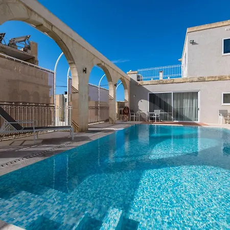 4 Bedroom Holiday With Private Pool Nyaraló *