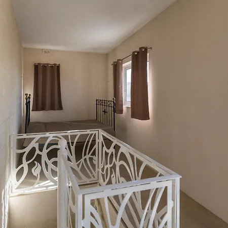 Сasa de vacaciones 4 Bedroom Holiday With Private Pool *