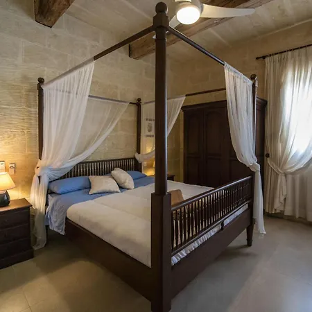 4 Bedroom Holiday With Private Pool Għarb