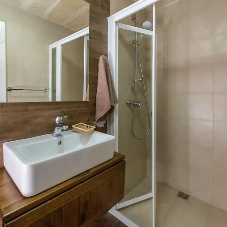 Сasa de vacaciones 4 Bedroom Holiday With Private Pool Għarb