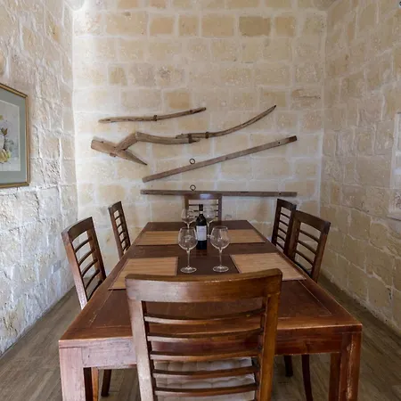 4 Bedroom Holiday With Private Pool Għarb