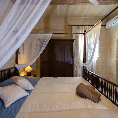 4 Bedroom Holiday With Private Pool Сasa de vacaciones Għarb